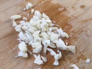 4、照烧鸡胸肉,大蒜切末