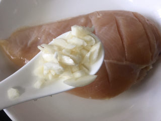 5、照烧鸡胸肉,加入蒜末