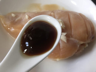 7、照烧鸡胸肉,加入一勺蚝油
