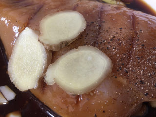 13、照烧鸡胸肉,放入几片生姜