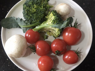 15、照烧鸡胸肉,准备食材，西兰花蘑菇焯水备用