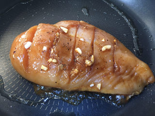 16、照烧鸡胸肉,锅里放入少许的橄榄油然后放入鸡胸肉两面煎黄