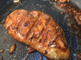 17、照烧鸡胸肉,把腌制的汤汁也倒入，汤汁浓稠即可出锅