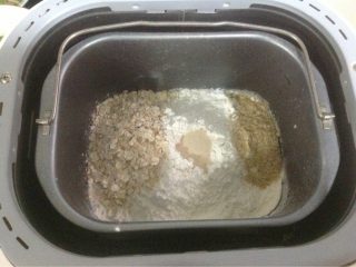 1、自制夹心圆面包,牛奶,鸡蛋,黄油,高粉,燕麦,麦芽,盐,糖一起放入面包机,选择步骤9发面(1•5小时)。