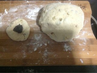 3、自制夹心圆面包,将两次发面后的面团取出,分成小剂子,包上汤圆芯。