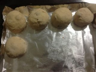 4、自制夹心圆面包,包好芯子,搓圆,醒30分钟。