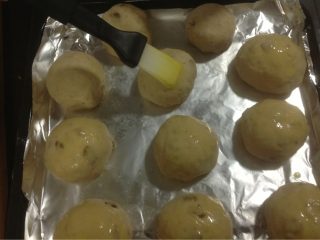 6、自制夹心圆面包,将蛋液刷到面包上。