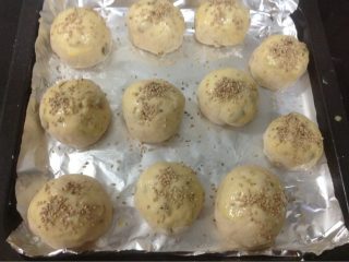 7、自制夹心圆面包,洒上芝麻。烤箱190度,烤15分钟。