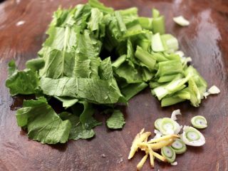 3、海蛎子豆腐青菜汤,小白菜摘洗干净后用刀切成段，葱姜切碎。