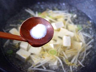 8、海蛎子豆腐青菜汤,这个时候根据个人口味，加入适量的盐调味。