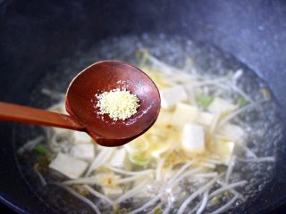 9、海蛎子豆腐青菜汤,再放入鸡精增加口感。