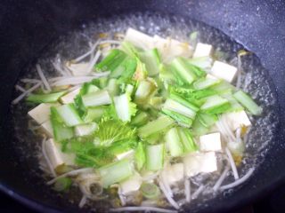 10、海蛎子豆腐青菜汤,大火烧开后，先放入小白菜茎煮沸。
