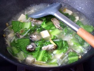 13、海蛎子豆腐青菜汤,把所有的食材混合均匀煮沸后。