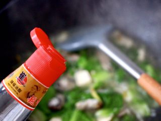 14、海蛎子豆腐青菜汤,淋上芝麻油，即可关火。