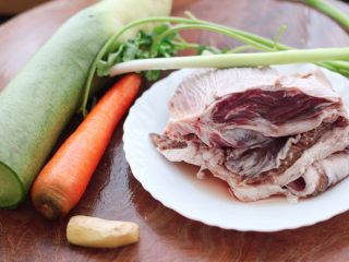 1、萝卜牛腩煲,首先备齐所有的食材。