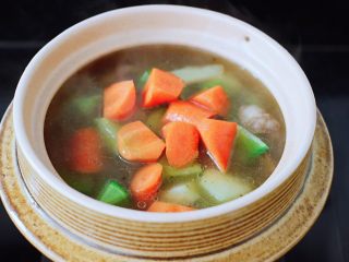 13、萝卜牛腩煲,再放入胡萝卜。