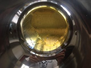 1、蔓越莓椰蓉月饼,枧水、玉米油、转化糖浆混合均匀