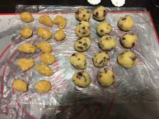 8、蔓越莓椰蓉月饼,分别把面皮分成15克 馅料分成35克