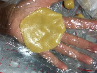 9、蔓越莓椰蓉月饼,取一块面皮，用手掌轻轻的压扁