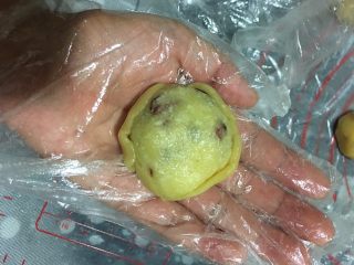11、蔓越莓椰蓉月饼,反过来，慢慢的把虎口往里收