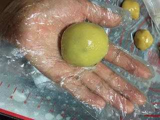 12、蔓越莓椰蓉月饼,收好后滚圆