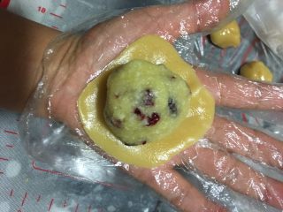 10、蔓越莓椰蓉月饼,包入馅料