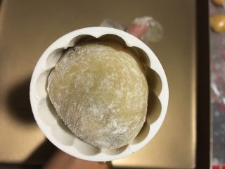 14、蔓越莓椰蓉月饼,装入提前选好花形的磨具中