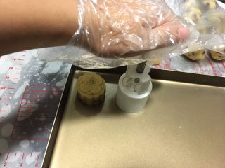 15、蔓越莓椰蓉月饼,一手压着磨具的上方一手扶着磨具的下面，在轻轻的按压下去，停留3秒，取出磨具即可