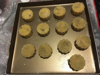 17、蔓越莓椰蓉月饼,200度烤5分钟定型