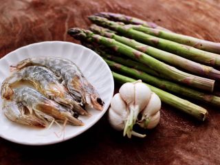 1、蒜香海虾炒芦笋,首先备齐所有的食材。
