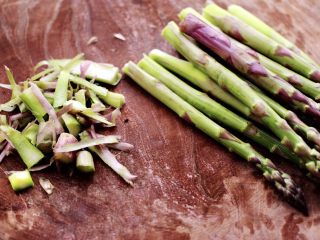 2、蒜香海虾炒芦笋,把芦笋洗净，用刀先削去芦笋根部的老皮。