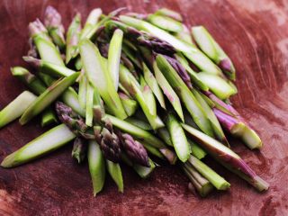 3、蒜香海虾炒芦笋,再用刀斜切成条。