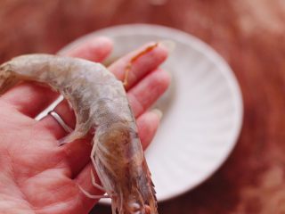 4、蒜香海虾炒芦笋,海虾去虾线后洗净，大蒜去皮后，用刀剁碎。