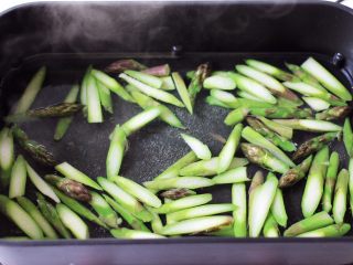 5、蒜香海虾炒芦笋,锅里烧开水，加入少量的盐，食用油，能保持蔬菜颜色不变，把切好的芦笋，倒入烧开的水里烫至变色断生的时候，捞出备用。