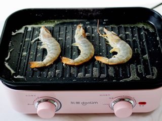 6、蒜香海虾炒芦笋,锅烧热后，倒入花生油烧热后，放入海虾。