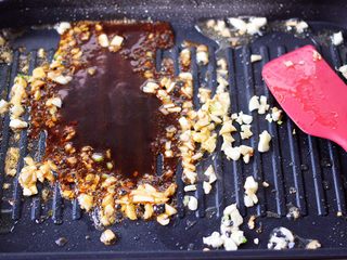 9、蒜香海虾炒芦笋,这个时候加入蚝油后翻炒均匀。