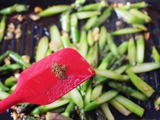 11、蒜香海虾炒芦笋,加入花椒粉增加口感。