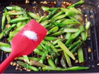 12、蒜香海虾炒芦笋,再根据个人口味，加入适量的盐调味。