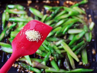 13、蒜香海虾炒芦笋,最后加入鸡精调味。