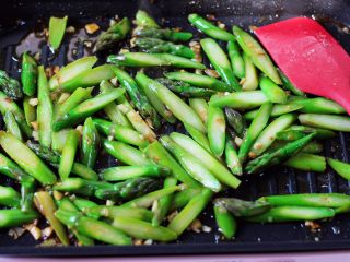 14、蒜香海虾炒芦笋,大火继续把所有的食材翻炒均匀。