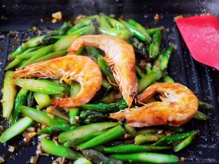 16、蒜香海虾炒芦笋,大火翻炒均匀即可关火。