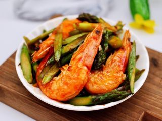 17、蒜香海虾炒芦笋,好吃到爆，鲜掉眉毛没有人管。