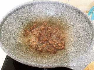 10、干煸牛肉丝,煸炒至如图即可