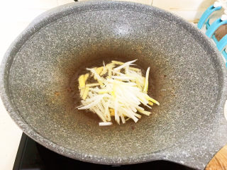 13、干煸牛肉丝,加入葱丝