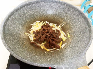 15、干煸牛肉丝,加入牛肉丝