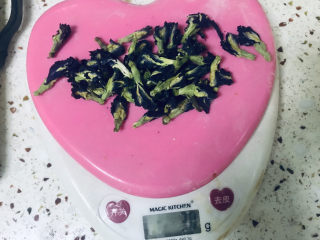 1、青花瓷奶黄冰皮月饼,准备3克蝶豆花温水泡出蓝色