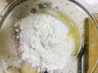 4、青花瓷奶黄冰皮月饼,白色冰皮：所有材料混合搅拌后加入植物油