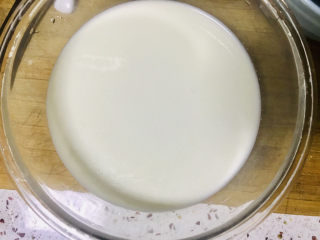 5、青花瓷奶黄冰皮月饼,准备好牛奶