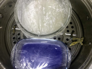 7、青花瓷奶黄冰皮月饼,盖上保鲜膜上锅蒸40分钟～50分钟晾凉后揉成光滑的团子