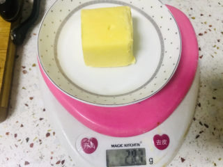 11、青花瓷奶黄冰皮月饼,准备一块黄油